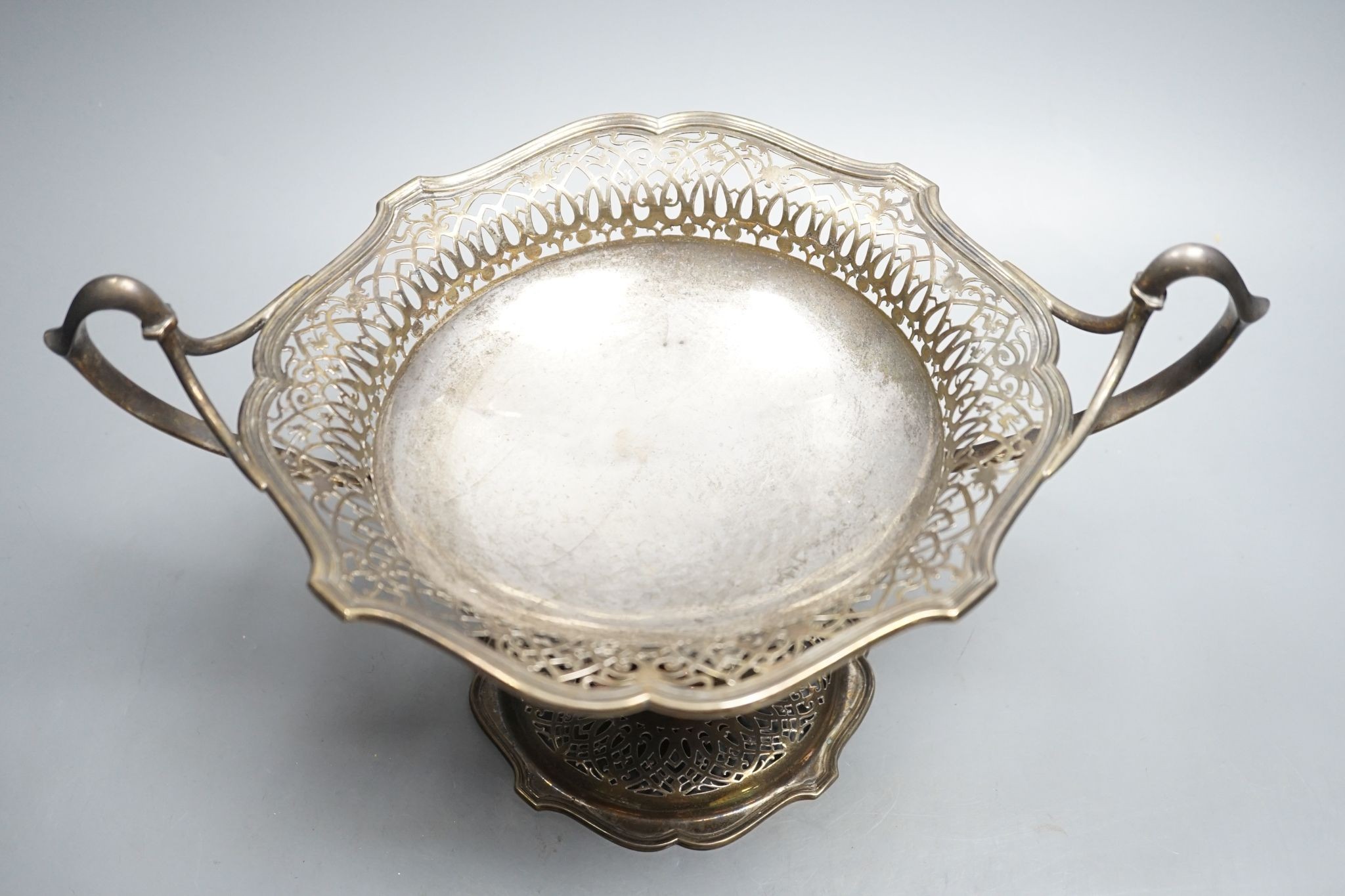 A George V pierced silver tazza, London, 1918, width 35.3cm over handles, 26oz.